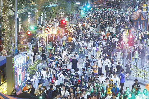 ◎ 十月卅一日晚,萬聖節正日來臨,香港中環多個特色地區化身節慶熱點,中環街道湧現盛裝打扮的大批市民與遊客,拍照互動,氣氛熱烈。圖為大批市民與遊客在中環慶祝萬聖節。(香港中通社記者 陳奕啟 攝)