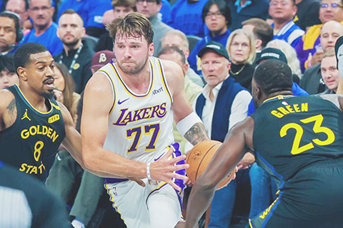 ◎ 十月三十日,湖人隊當錫(中)進攻。NBA杯賽小組賽中,金州勇士隊主場一百一十二比九十五戰勝洛杉磯湖人隊。(新華社發董旭東 攝)