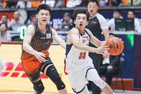 ◎ 十月三十一日,廣東東陽光隊楊溢(右)突破。中國男子籃球職業聯賽(CBA)常規賽第七輪比賽中,山東高速隊主場八十五比七十六戰勝廣東東陽光隊。(新華社記者朱崢 攝)